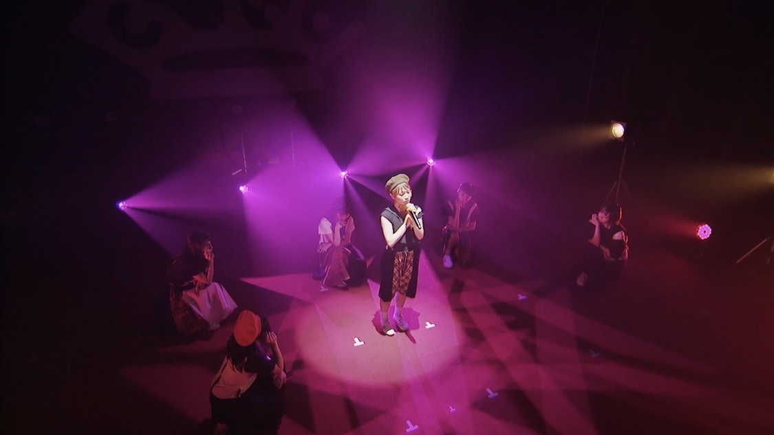 「HUG ME」ライブ映像より