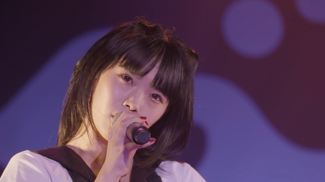 「HUG ME」ライブ映像より