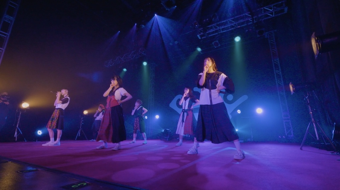 「HUG ME」ライブ映像より