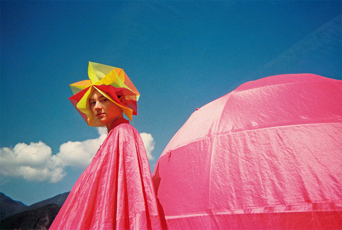 『装苑』2021年3月号より（ANREALAGE 2021SS「HOME」撮影：奥山由之）