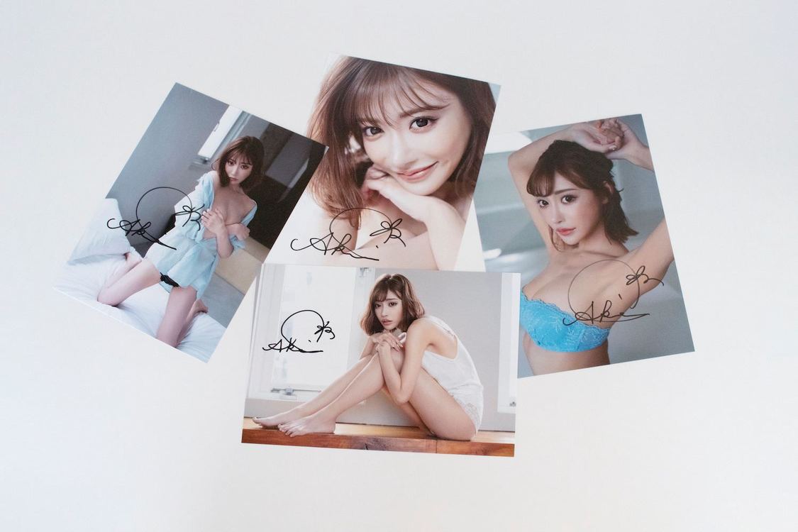 明日花キララ直筆サイン入り生写真（(C)光文社／週刊『FLASH』　撮影：佐藤佑一）