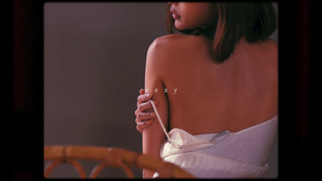 明日花キララDMM動画サムネイル（(C)光文社／週刊『FLASH』　撮影：佐藤佑一）