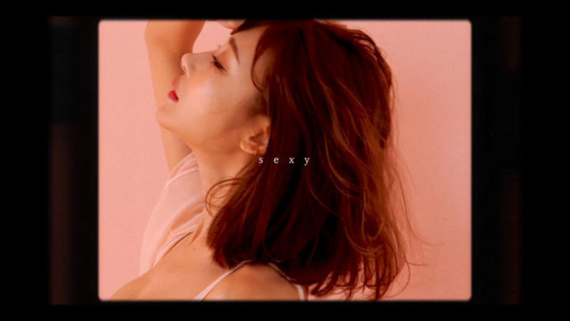 明日花キララBOOK☆WALKER動画サムネイル（(C)光文社／週刊『FLASH』　撮影：佐藤佑一）