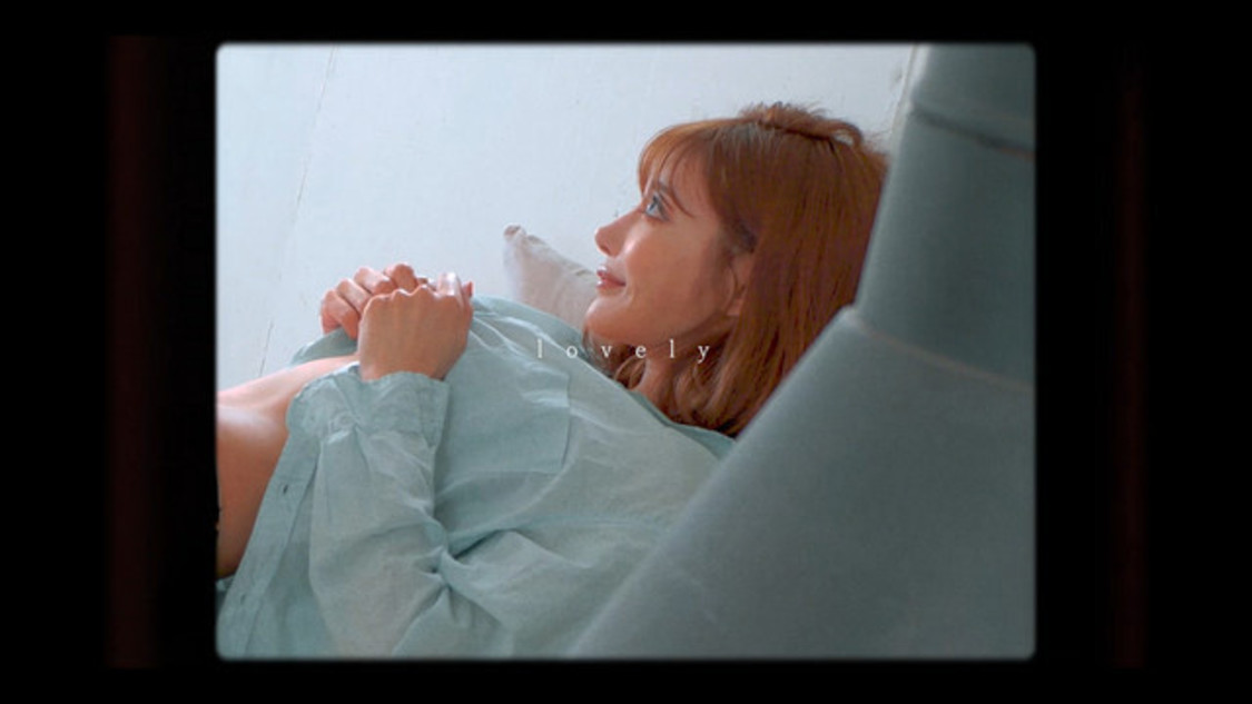 明日花キララBOOK☆WALKER動画サムネイル（(C)光文社／週刊『FLASH』　撮影：佐藤佑一）