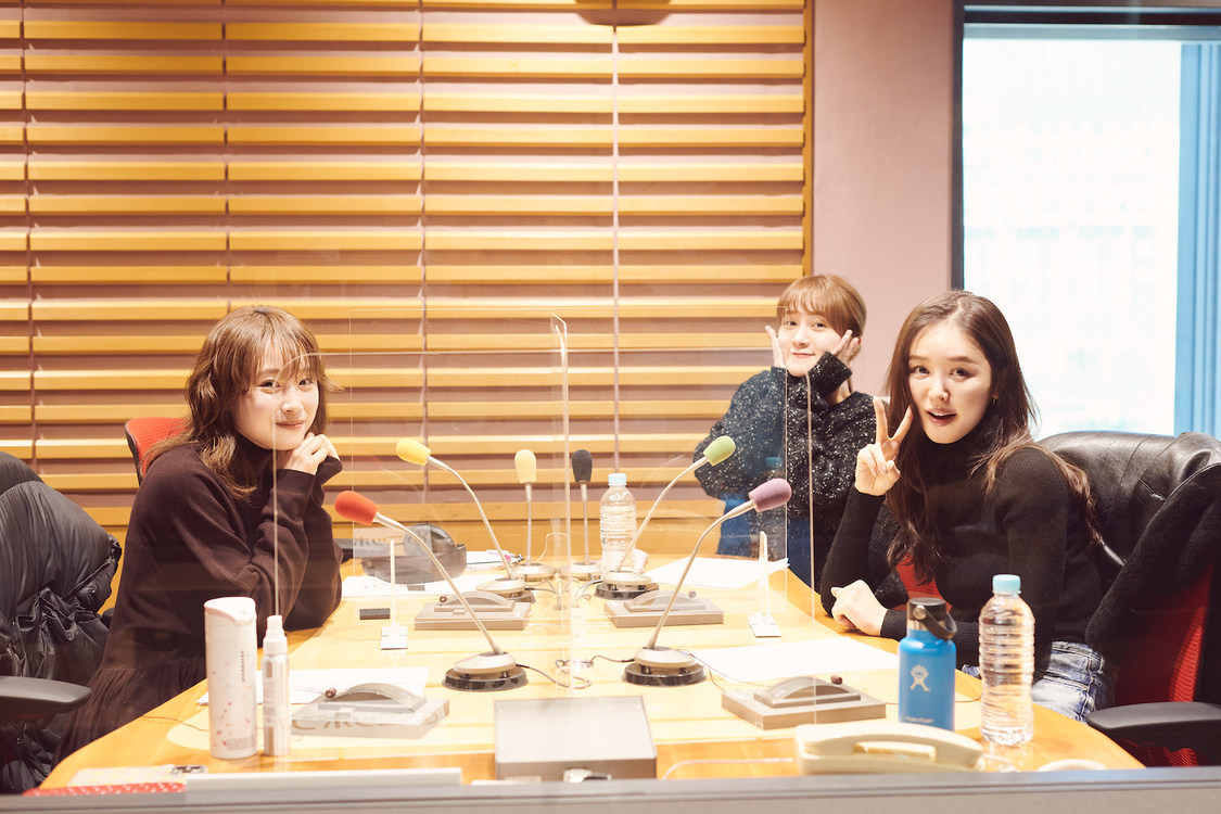 左から高橋愛、岡田ロビン翔子、ゲストの加治ひとみ