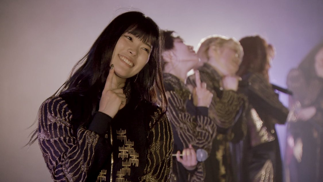 「MAD LOVE」ライブ映像より