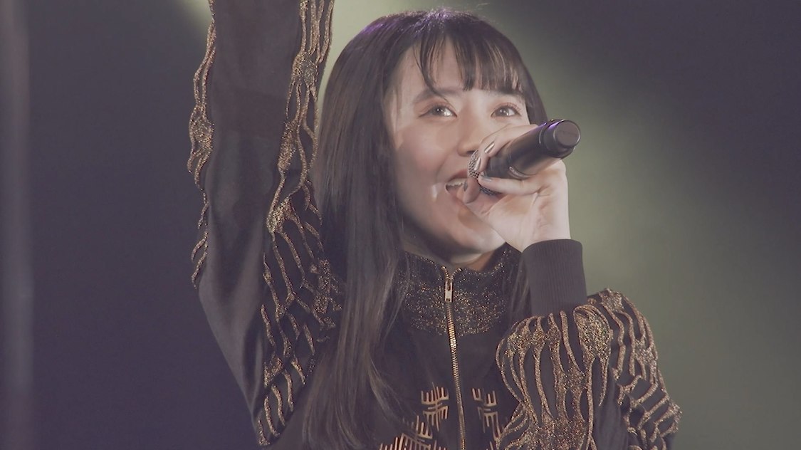 「MAD LOVE」ライブ映像より