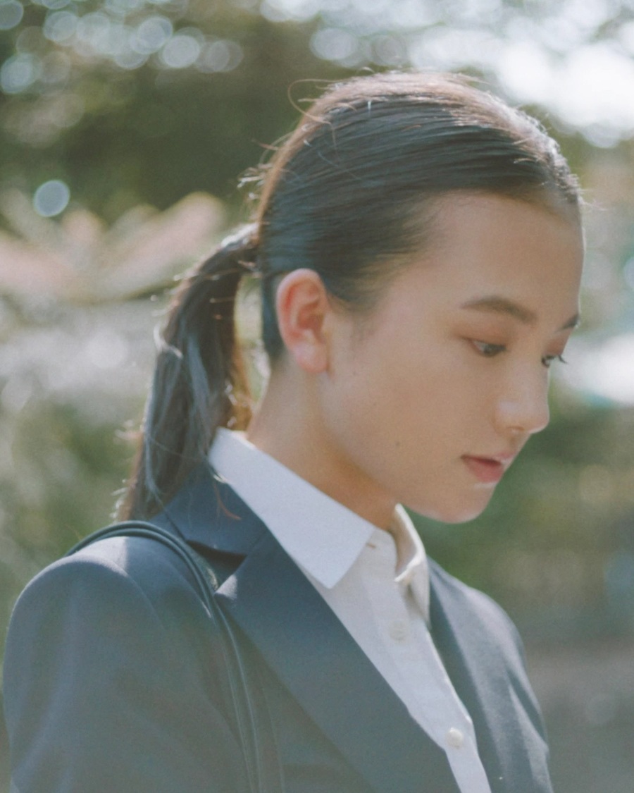 Web動画「上を向くだけで」より