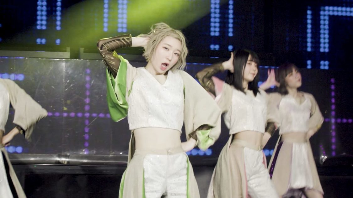 豆柴の大群「らぶ地球 feat.ファーストサマーウイカ」MVより