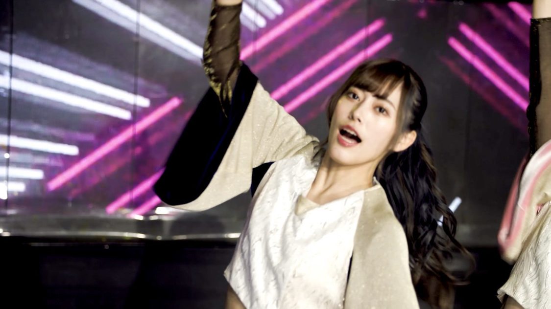 豆柴の大群「らぶ地球 feat.ファーストサマーウイカ」MVより