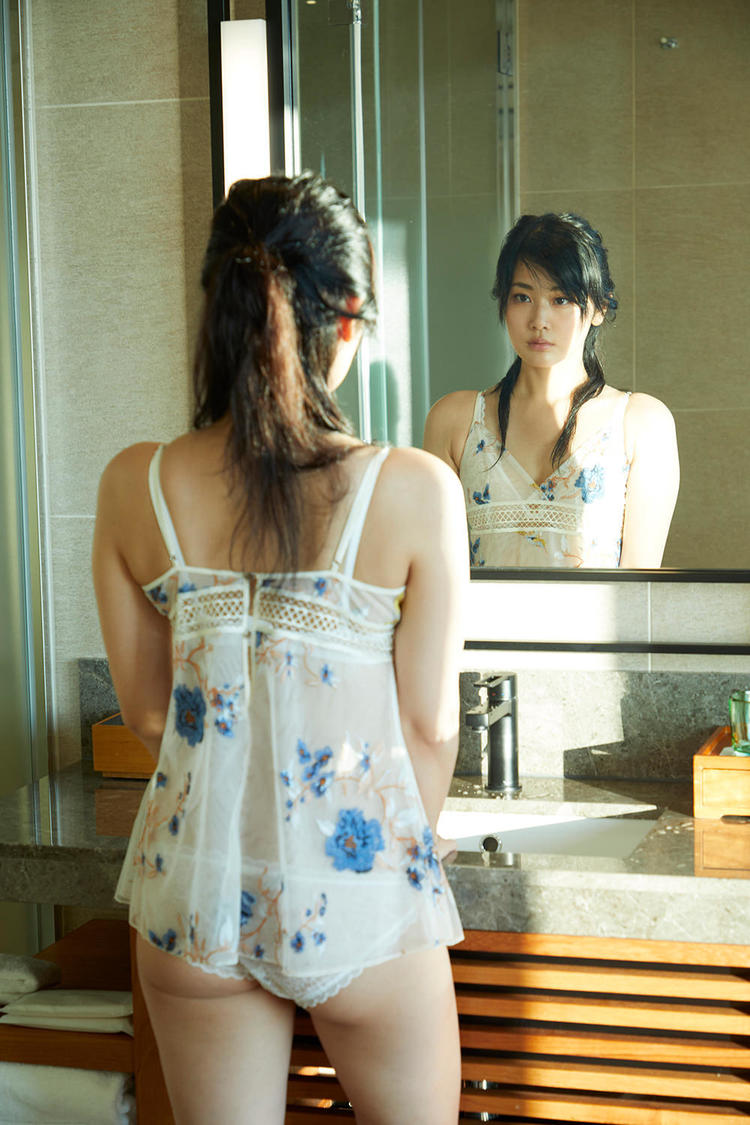 宮藤あどね 写真集『A Story』より