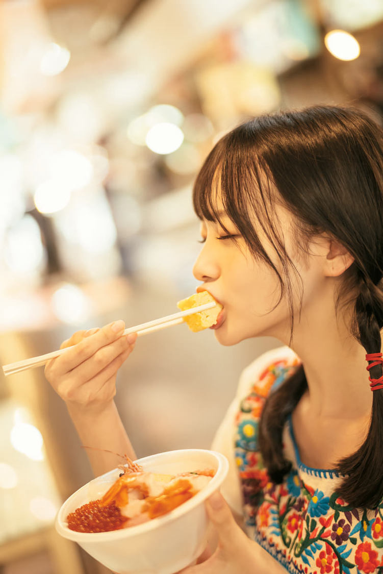 『横山結衣1st写真集 未熟な光』より（（C）藤本和典／玄光社）