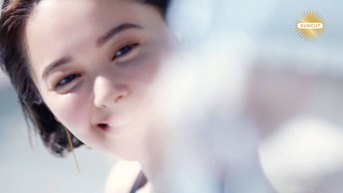 『サンカット プロディフェンス』新CM「輝くビーチへ」篇より