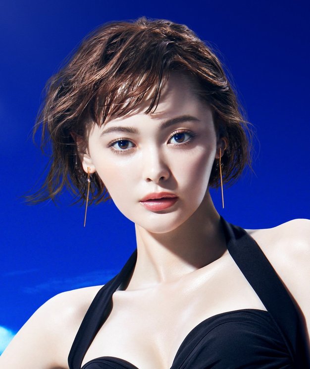 🍭 玉城ティナ、黒水着姿で輝く美肌を惜しみなく披露！『サンカット
