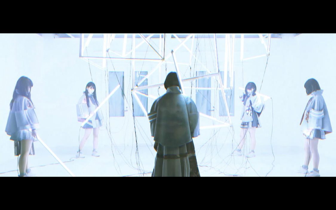 「Carry ON」ミュージックビデオより