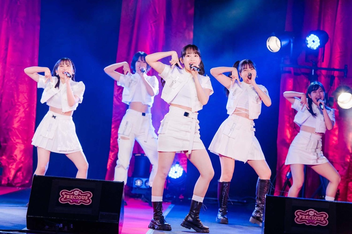 BEYOOOOONDS『スペシャプラス！precious STAGE 〜BEYOOOOONDS〜』より（撮影 : 曽我美芽）
