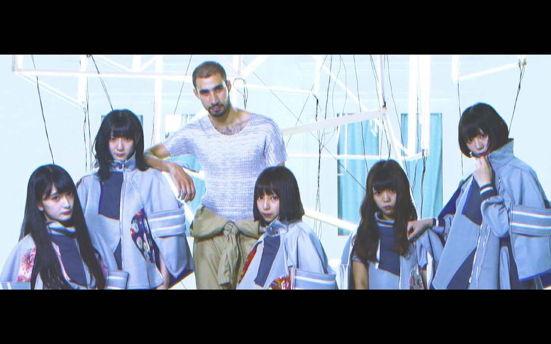 「Carry ON」ミュージックビデオより