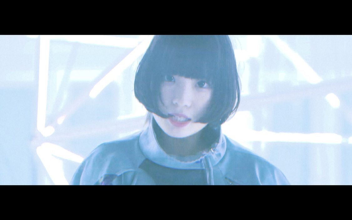 「Carry ON」ミュージックビデオより