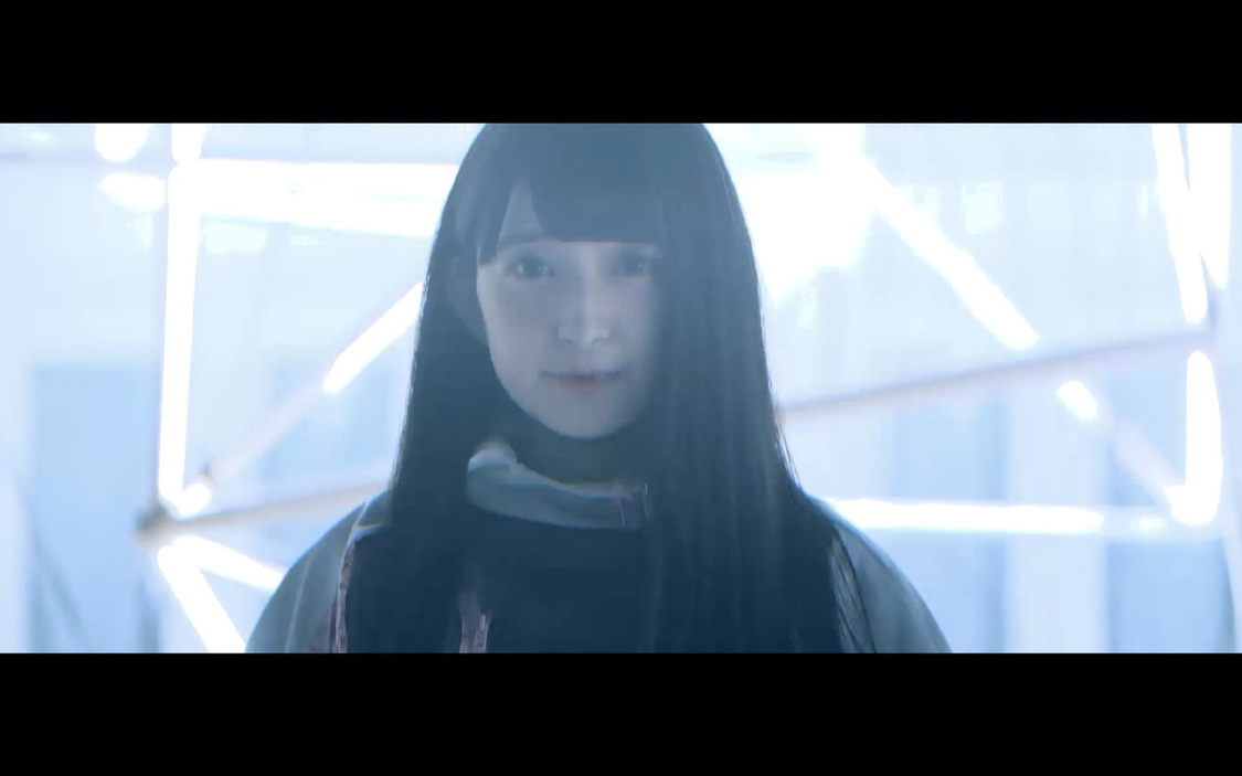 「Carry ON」ミュージックビデオより