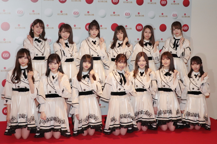 乃木坂46（上段左から：衛藤美彩、秋元真夏、堀未央奈、星野みなみ、桜井玲香、松村沙友理／下段左から：梅澤美波、山下美月、西野七瀬、白石麻衣、生田絵梨花、与田祐希）