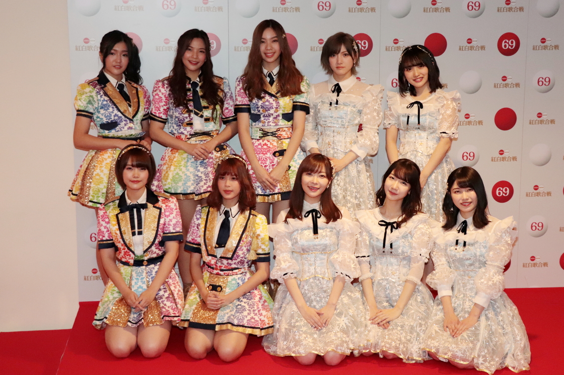 AKB48＆BNK48（上段左から：Jennis、Orn、Pun、岡田奈々、向井地美音／下段左から：Music、Mobile、指原莉乃、柏木由紀、横山由依）