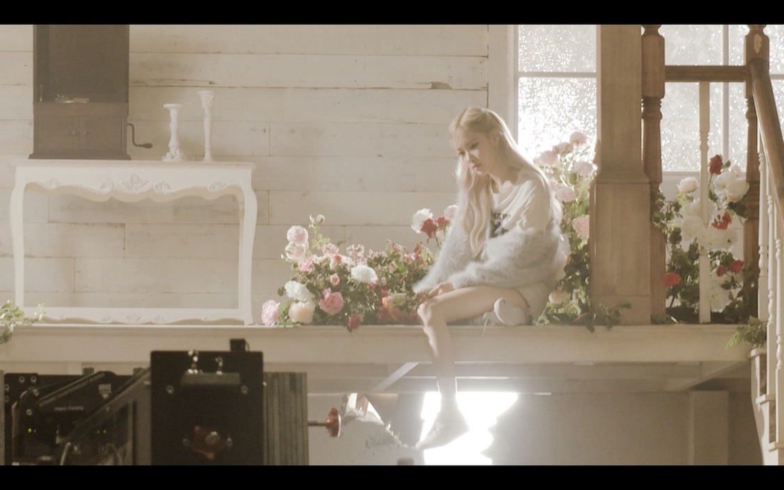 「On the Ground」MVより