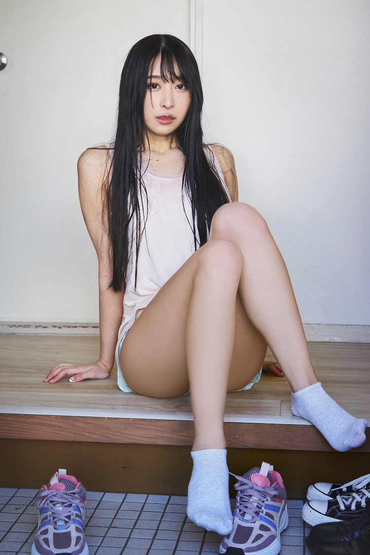 真島なおみ（撮影：髙橋慶佑／スタイリスト：毛塚由恵／ヘアメイク：ツジマユミ）