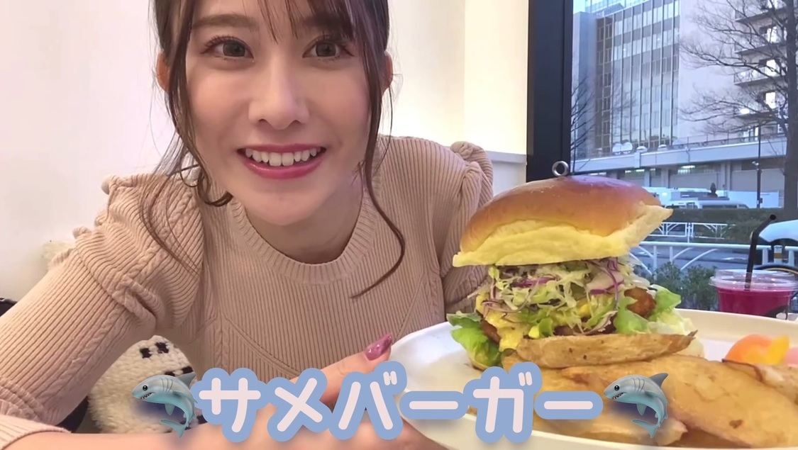 動画「【サメバーガー】初めてサメのお肉を食べた🦈」より