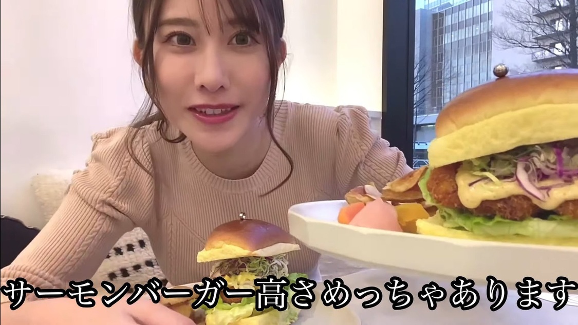 動画「【サメバーガー】初めてサメのお肉を食べた🦈」より