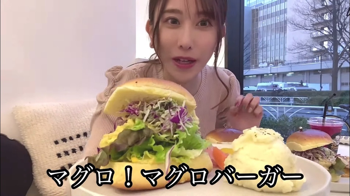 動画「【サメバーガー】初めてサメのお肉を食べた🦈」より