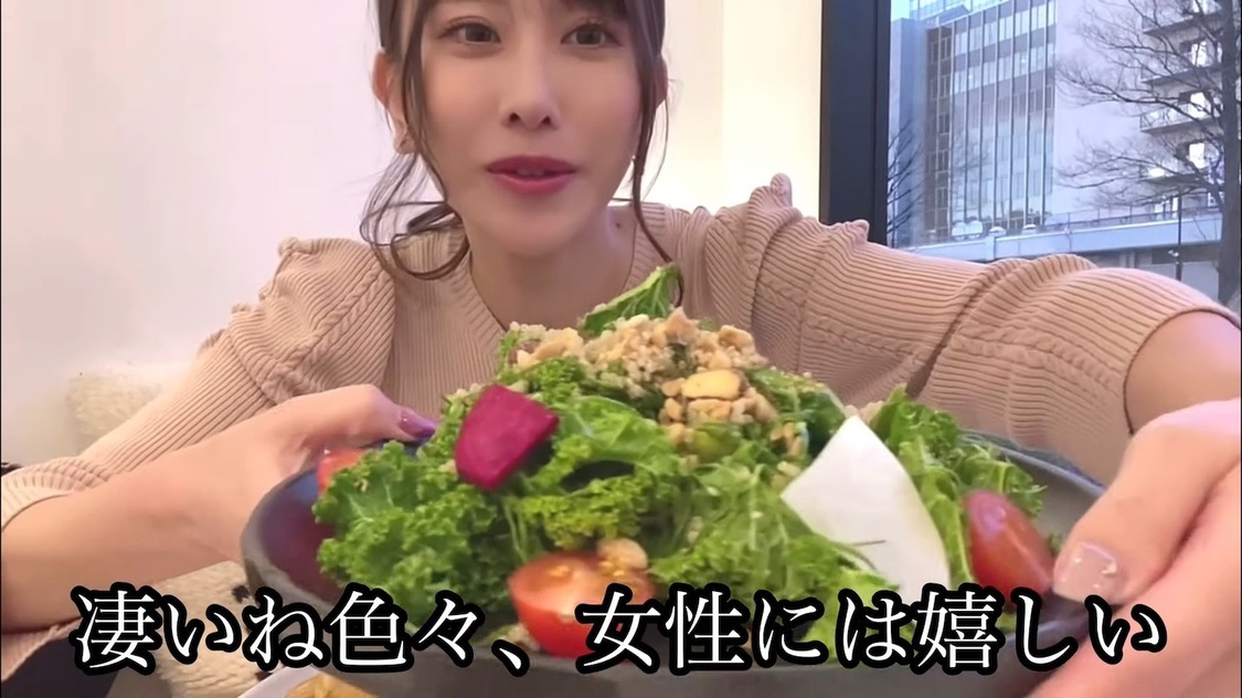 動画「【サメバーガー】初めてサメのお肉を食べた🦈」より