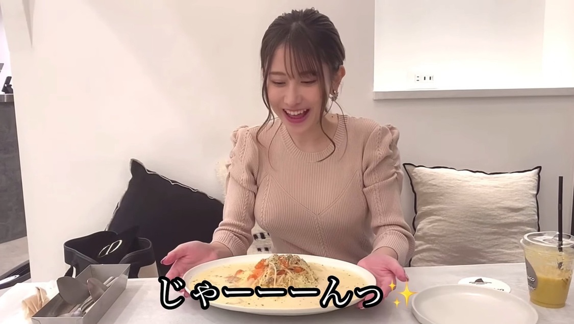 動画「【サメバーガー】初めてサメのお肉を食べた🦈」より