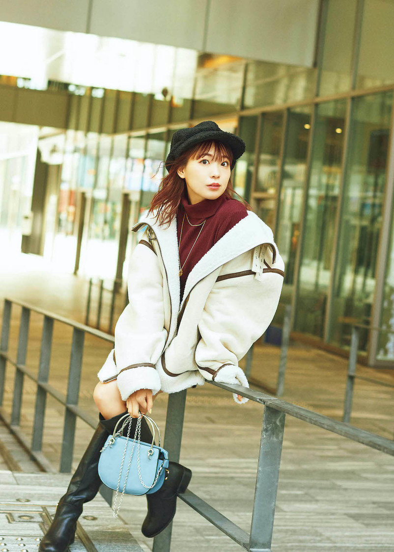 『斉藤朱夏 CALENDAR 2021.04-2022.03』より（Photo by Suguru Kumaki（io））