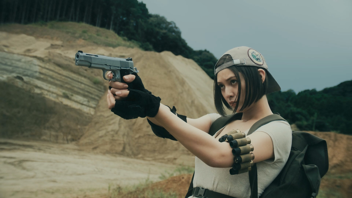 アンジェラ芽衣［インタビュー＆場面写真］人生初の銃に「めちゃくちゃテンション上がりました！（笑）」アプリゲーム『ライフアフター』スペシャル動画出演