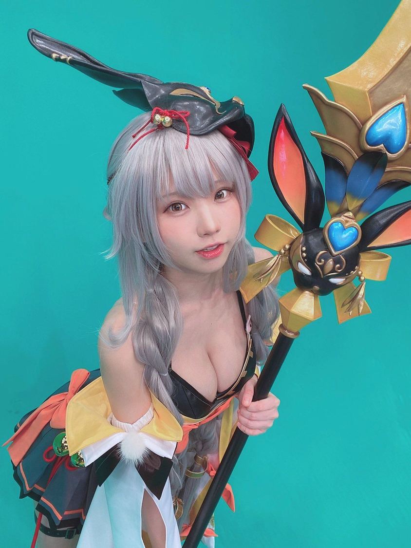 生放送で李牧のコスプレを披露するえなこ(えなこTwitterより転載)