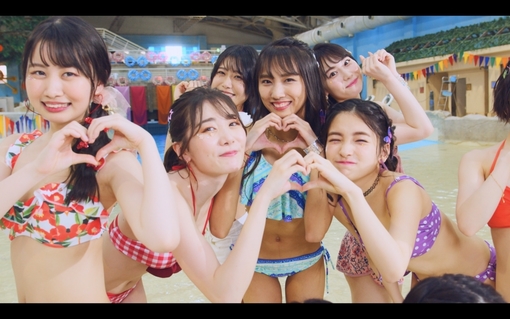 🍭 虹コン、水着姿のメンバーが大はしゃぎ！ 夏曲「世界の中心で虹を