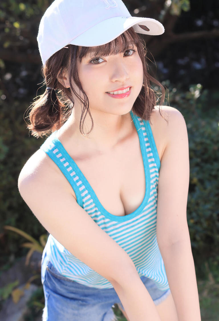 🍭 エラバレシ 本木瞳、初グラビア作品で魅せるセクシーな美ボディ