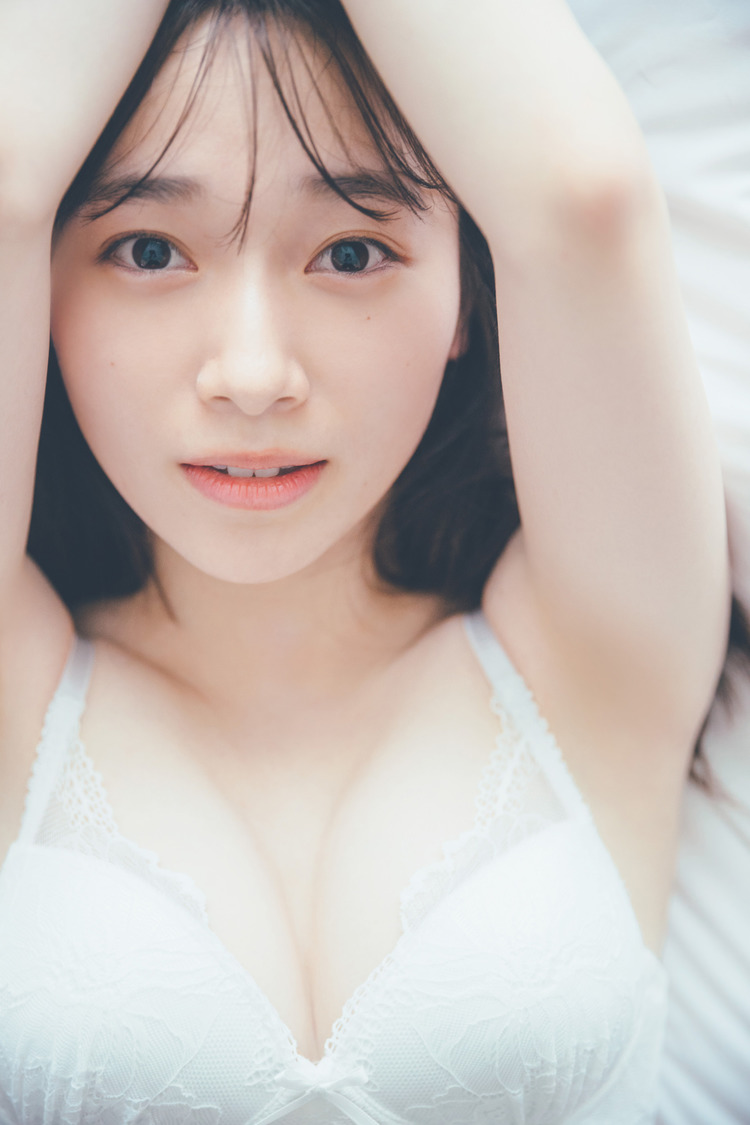 🍭 櫻坂46 守屋麗奈、ピュアな白ランジェリー姿で魅せる！ 1st写真集