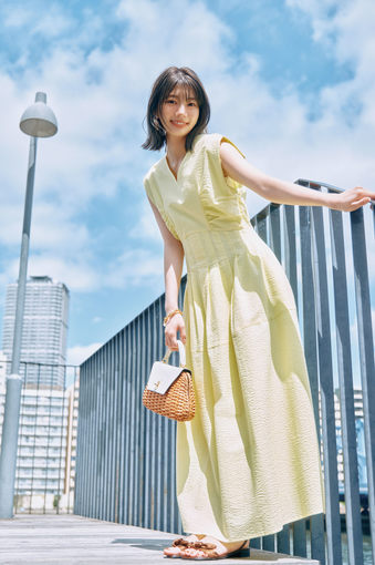 ひな図書　ポスター 海軍スタイル　高本彩花 日向坂46高本彩花、タヒチのホテルとビーチで撮影した1st写真集