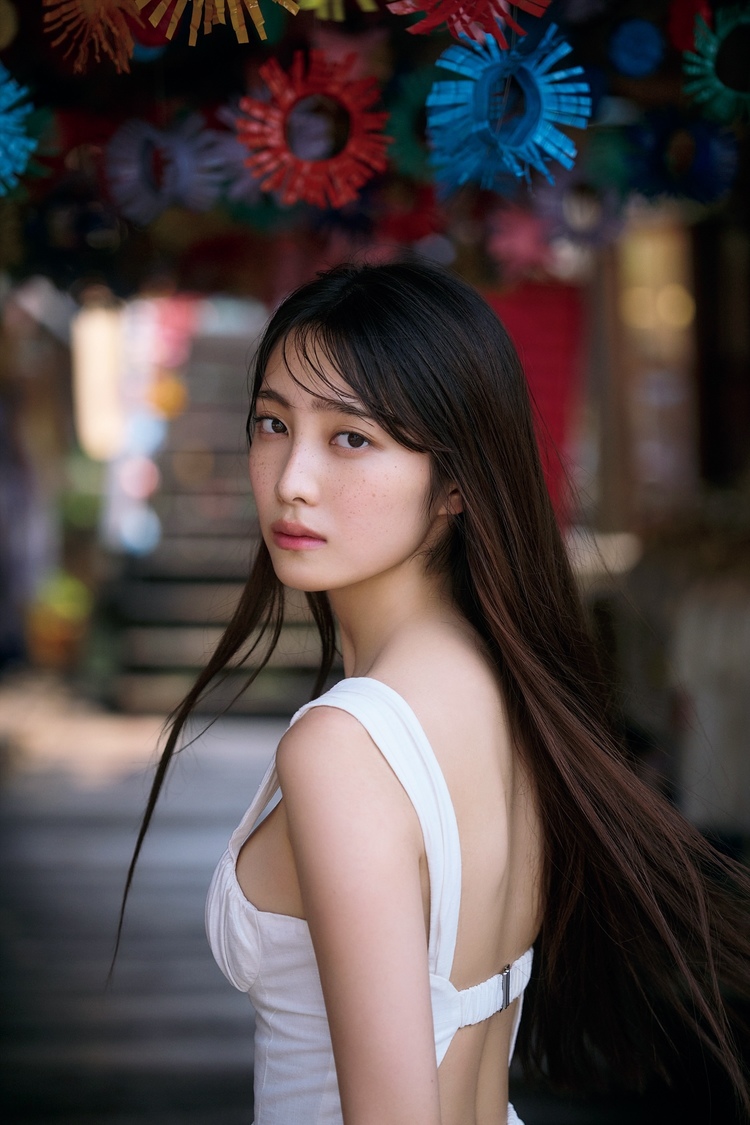 福田ルミカ、2nd写真集『sore』本日発売開始!