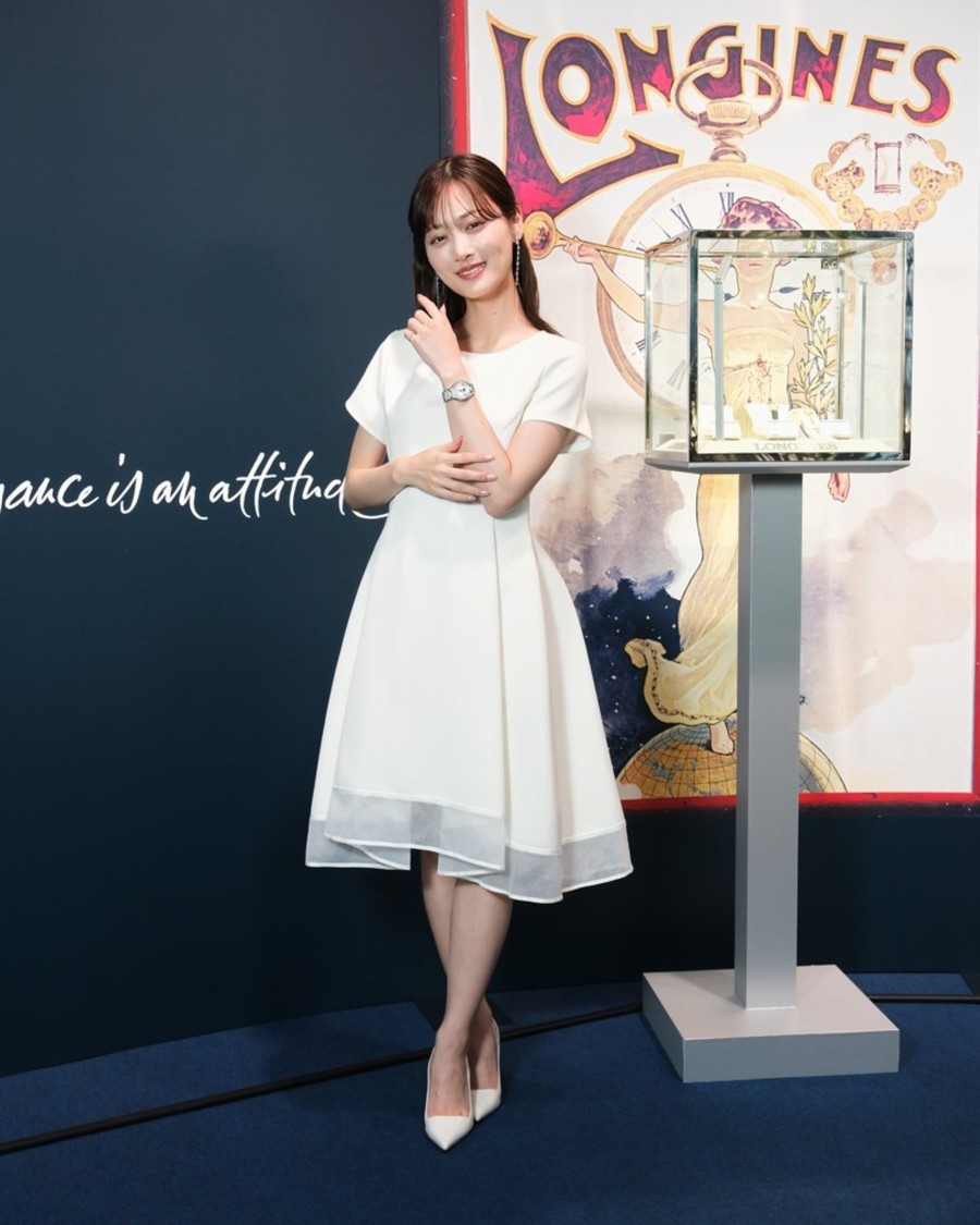 山下美月、ロンジン「アーカイブ展」来場!58粒のダイヤ輝く腕時計に「大人の女性になった気持ち」