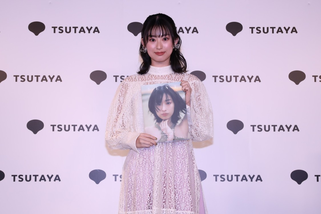 井本彩花、自身を更新し続ける最高傑作『BEST,』発売記念イベントを開催