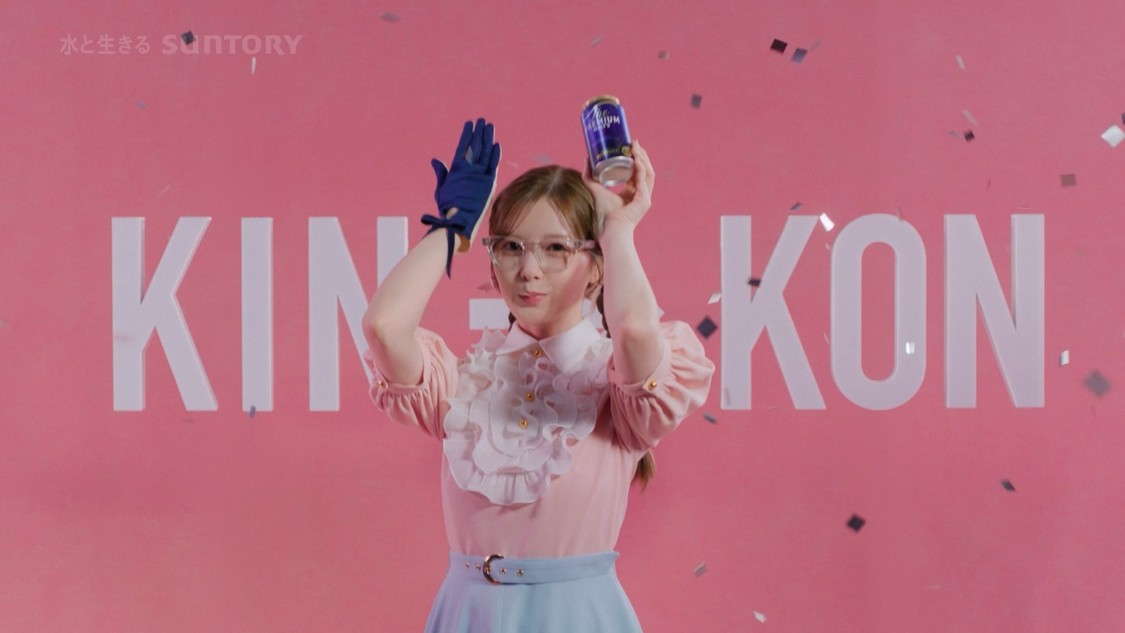 白石麻衣、「プレモル」新MVで“プレミアムなみぎわさん”を熱演！