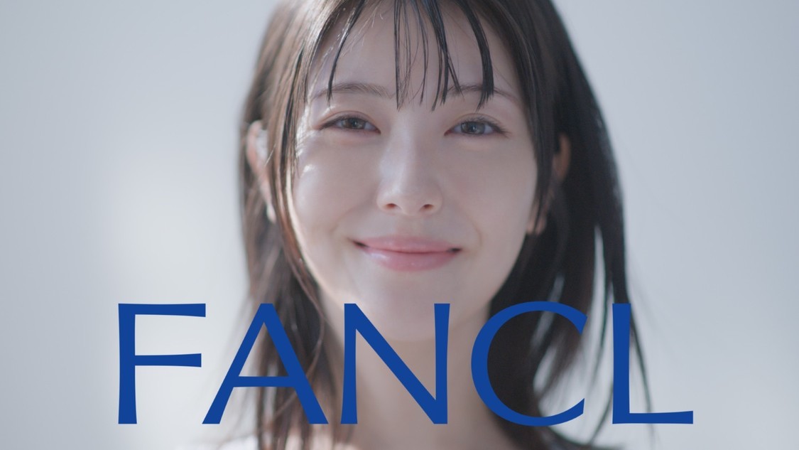 浜辺美波、ファンケル新CMで透明感あふれる素肌を披露！