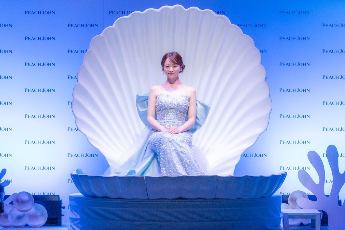 森香澄、PEACH JOHNミューズとして大きなリボンのドレス姿で登場！「人魚のブラ」発表会で甘い魔法をかける