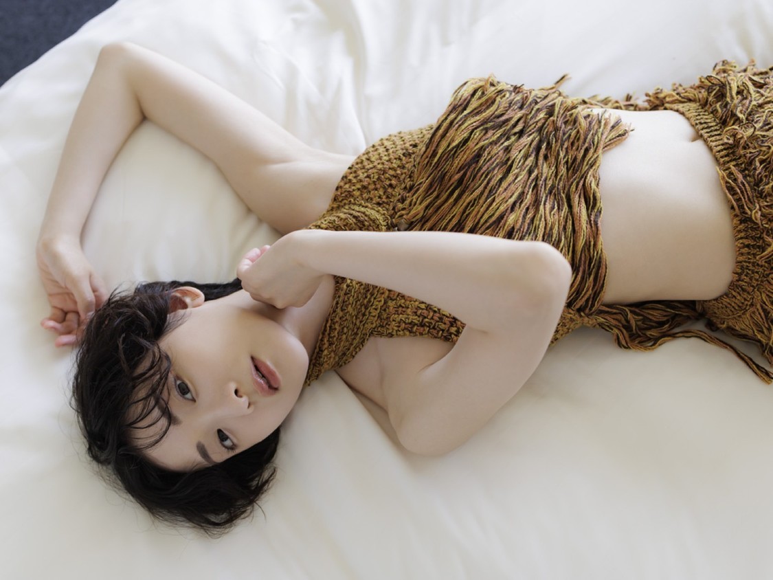 生駒里奈、芸能生活15周年記念の最新写真集「ルリカケス」を8月21日発売決定！
