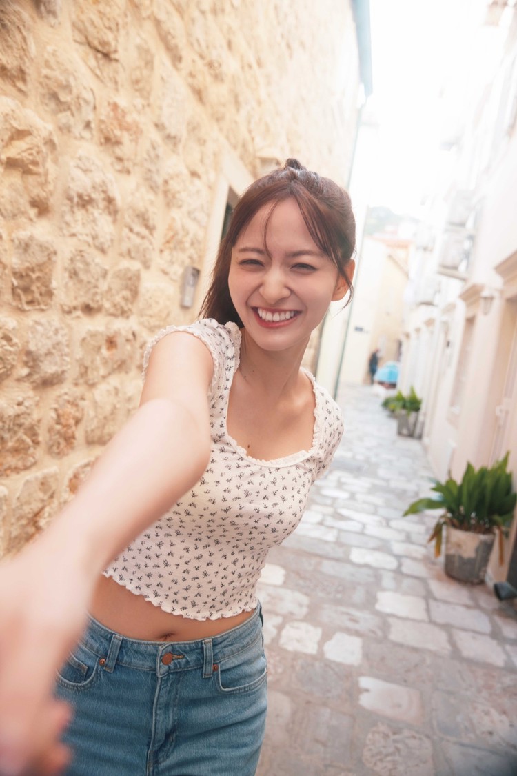 乃木坂46金川紗耶、1st写真集発売記念で全国10店舗パネル展開催！