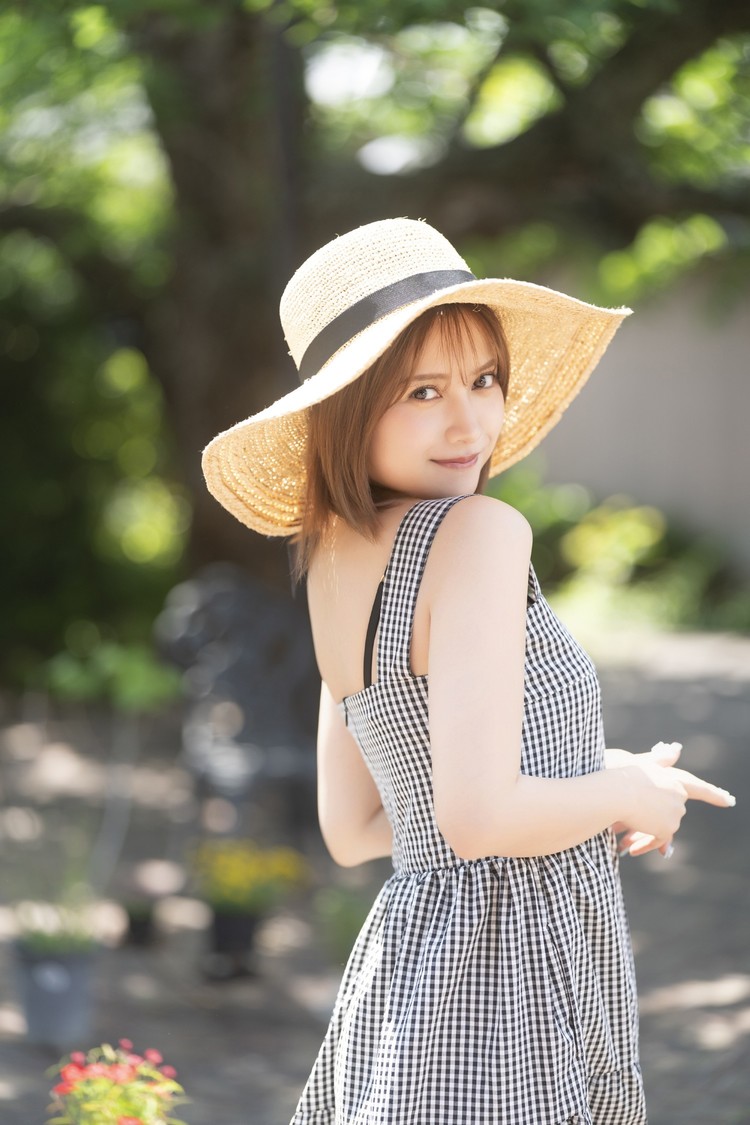桃月なしこ、「ヤングガンガン」表紙に登場！夏らしさあふれるカットを披露　