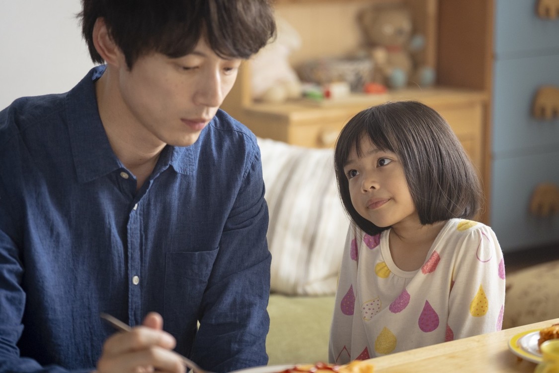 坂口健太郎主演『私はあなたを知らない、』幼少期の朝子を演じる倉田瑛茉の場面カット解禁