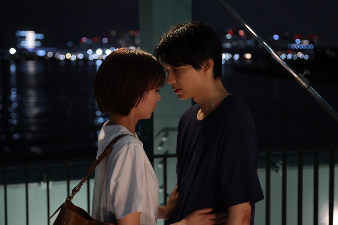 松村北斗主演『告白-25年目の秘密-』、第8話で岡崎紗絵演じる麻里子が爽太を尾行!?